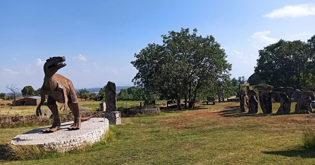 Juan Güaña construiu um parque megalítico com suas próprias mãos por 30 anos.