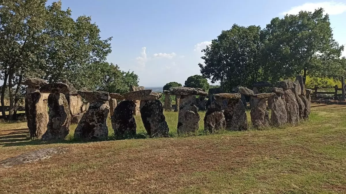 Para a sua criação, ele coletou todas, exceto uma dessas grandes rochas da Serra de Gredos.