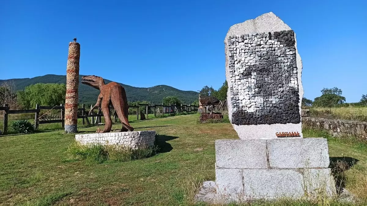 O retrato de Manolo baseado em pixels de pedra é outra das curiosas obras deste parque.