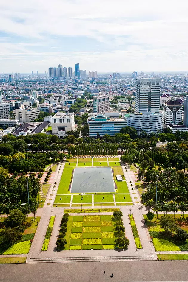 Jakarta stojí za 24 hodín