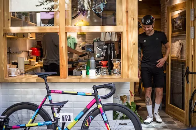 Barcelona Radfahrer mit dem Fahrrad durch die Ciudad Condal