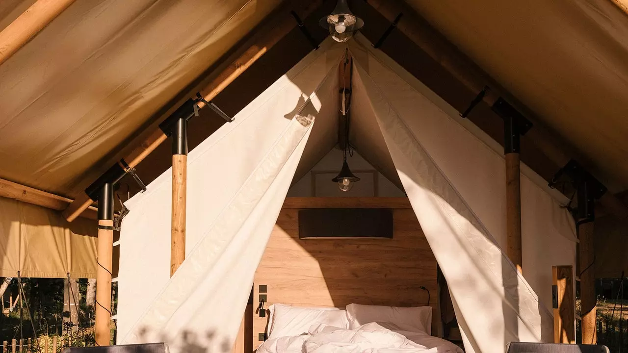 Dëst ass den Empordà Glamping wou d'Villercher Iech erwächen