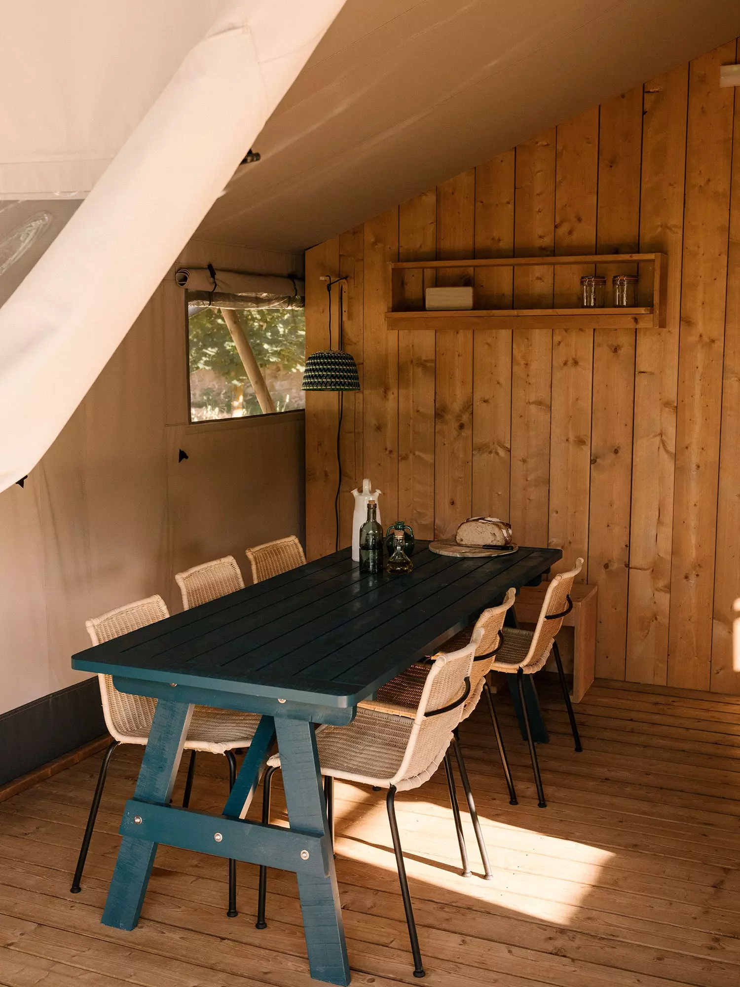 A sala de jantar de uma das lojas WeCamp Santa Cristina em Empordà