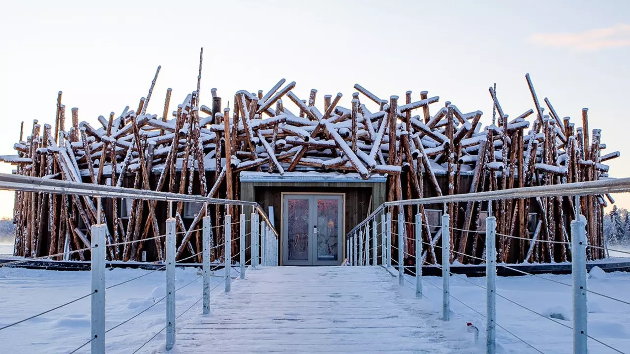 Sasa unaweza kukaa katika Arctic Bath: hoteli inayoelea ya Lapland