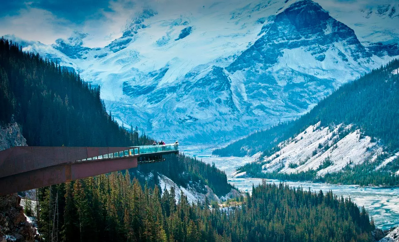 Назіральная пляцоўка са шкляной падлогі Glacier Skywalk КАНАДА