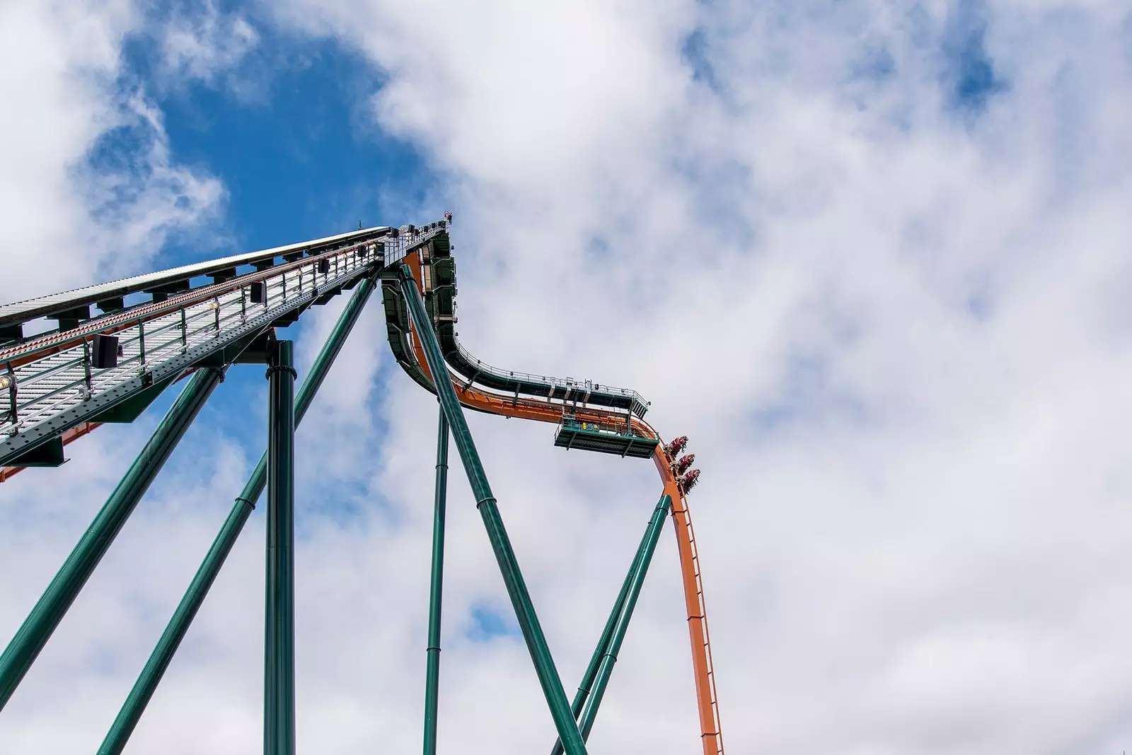 Kanada Meluncurkan Roller Coaster Drop Vertikal Tertinggi, Terpanjang, dan Tercepat di Dunia