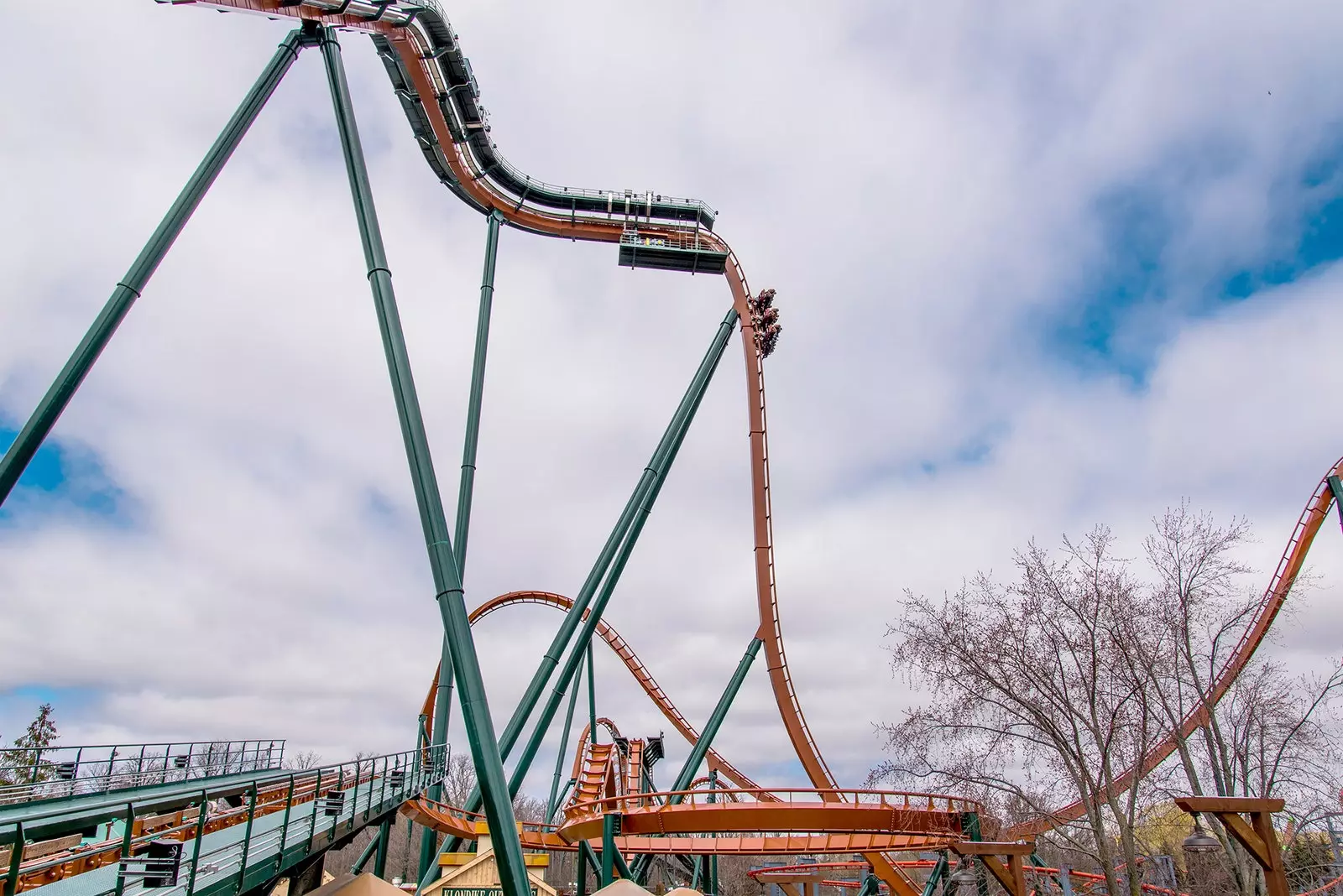 Kanada Meluncurkan Roller Coaster Vertikal Tertinggi, Terpanjang, dan Tercepat di Dunia