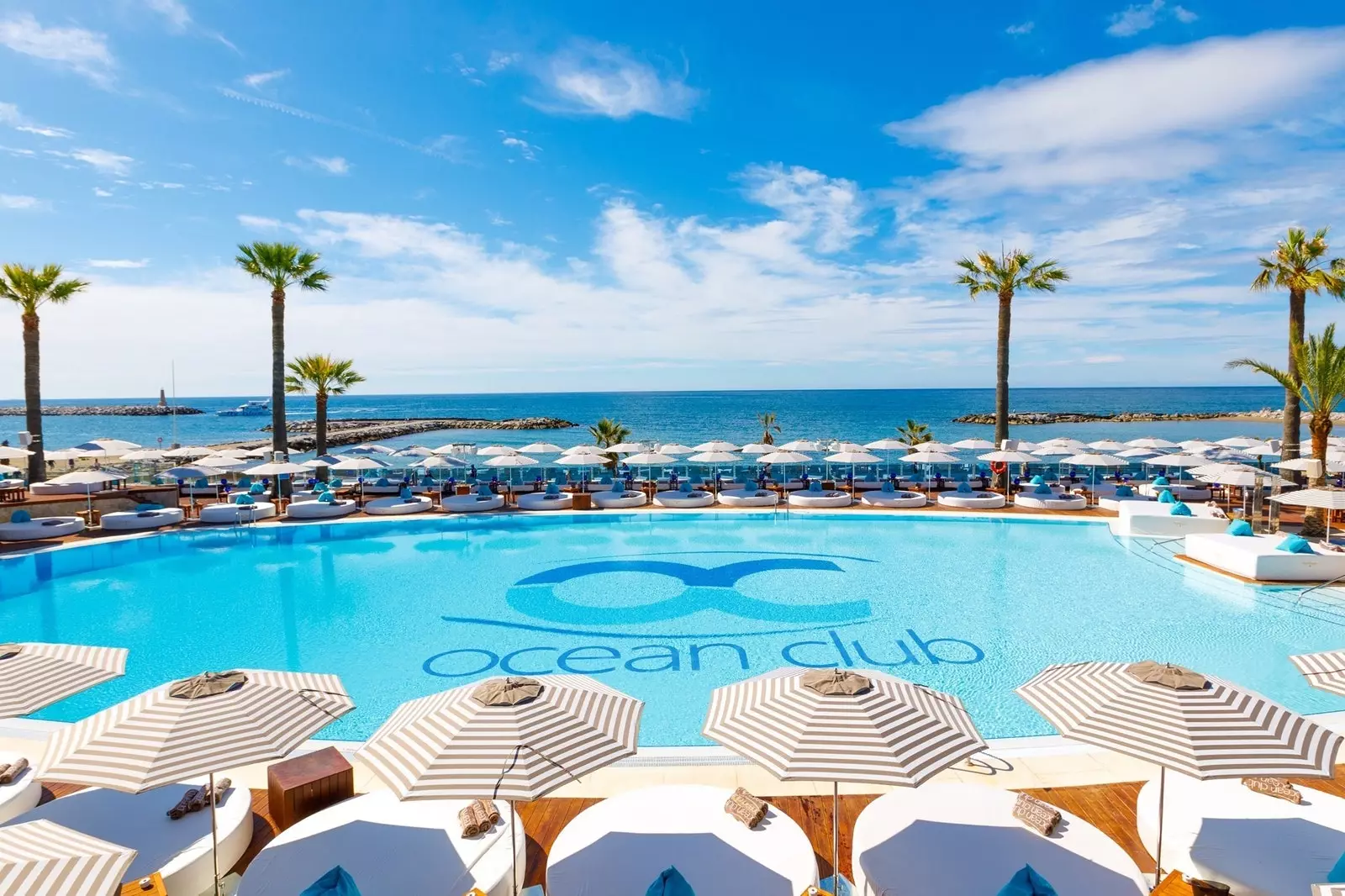 Ocean Club Marbella'nın etkileyici havuzu.