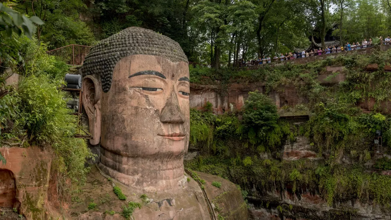 Ķīnas Leshan Giant Buddha atkal tiek atvērts sabiedrībai