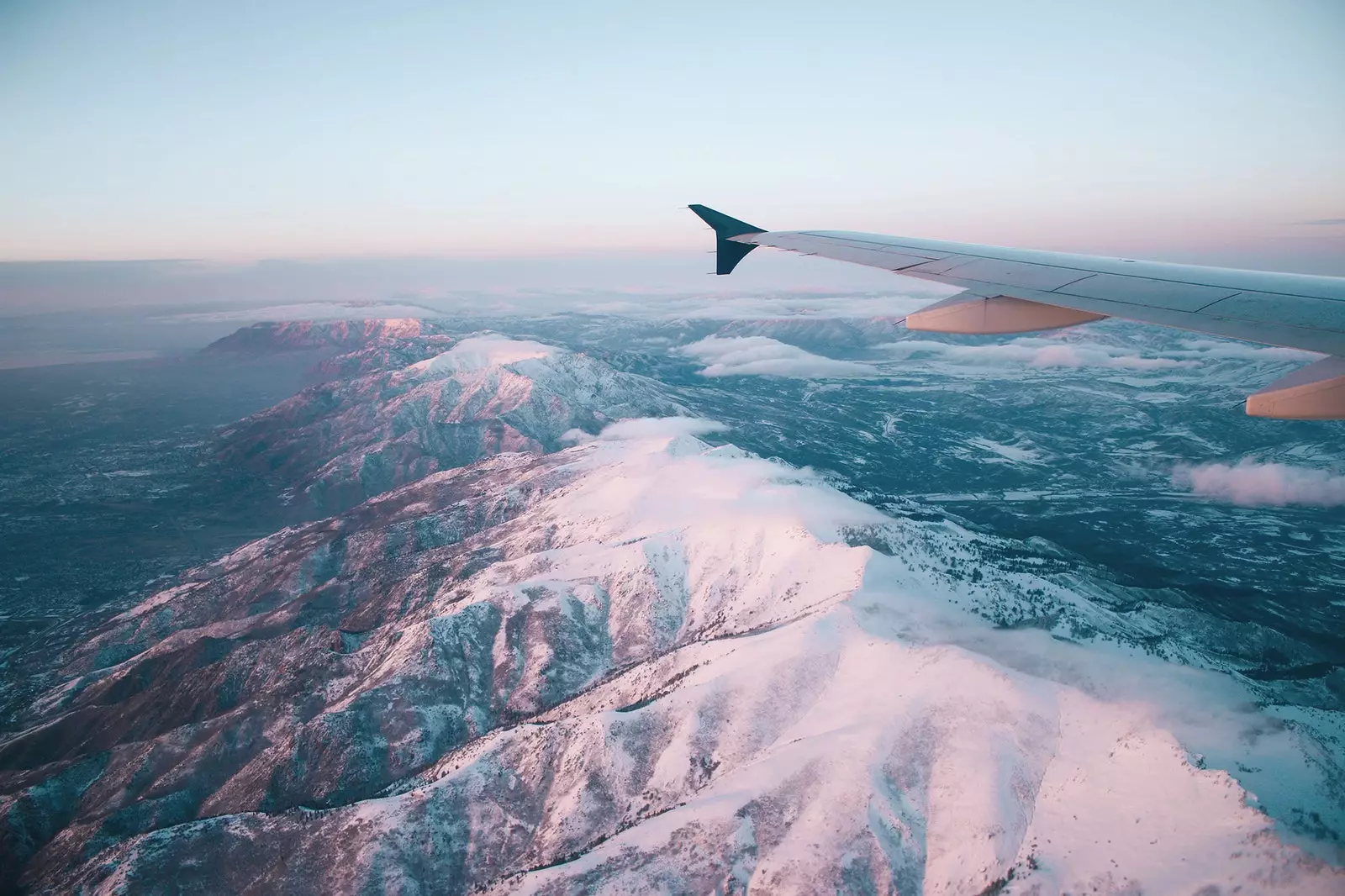 avion survolant les montagnes