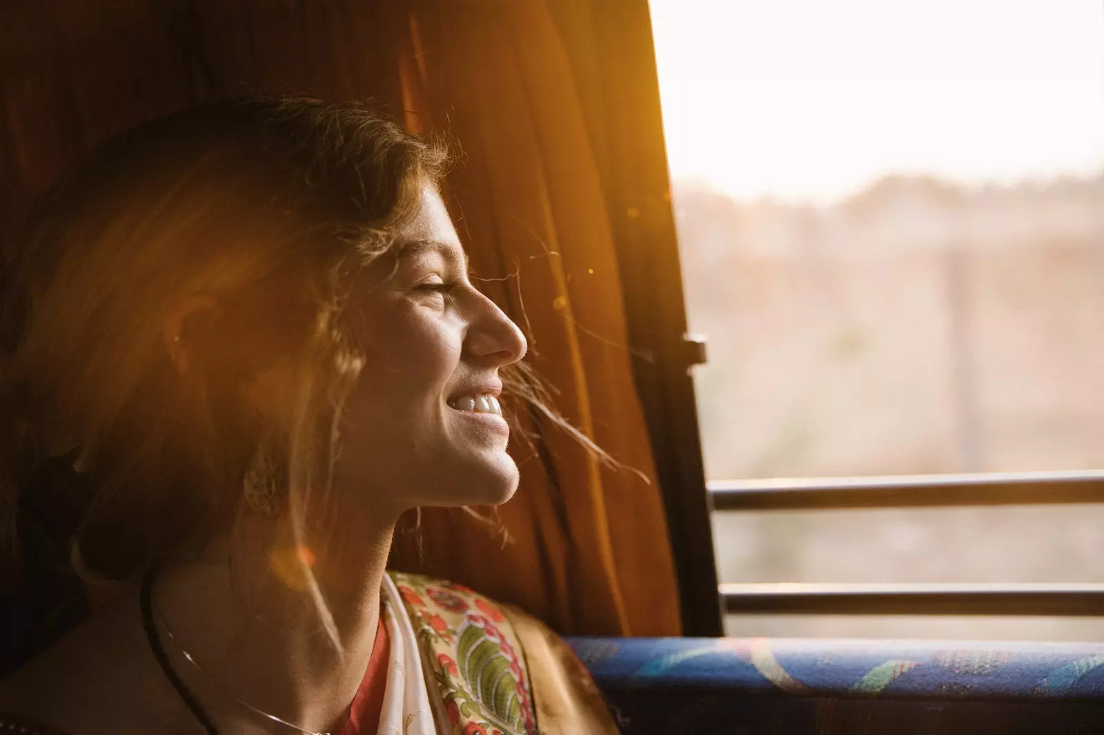 Femme voyageant en bus