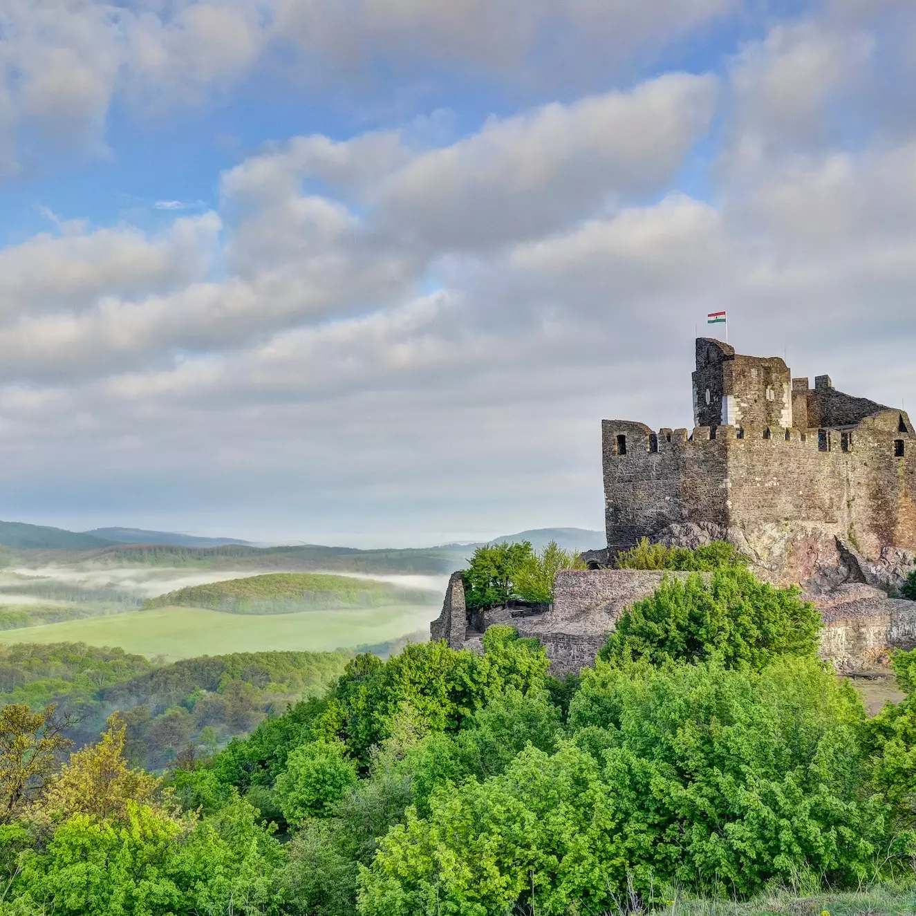 Castelul Hollókö din secolul al XIII-lea se află pe vârful Muntelui Szr