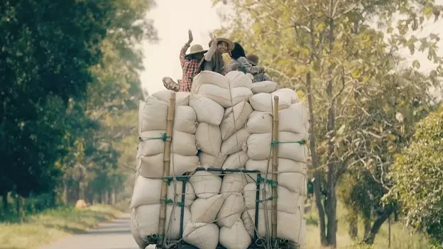 De video van de wereld rondreizen door zijn landschappen en de glimlach van zijn mensen