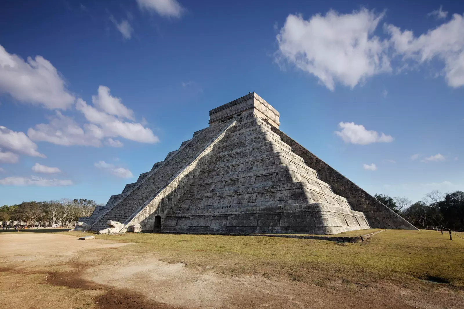 Käärmeen laskeutuminen Kukulknin pyramidissa kevätpäiväntasauksen aikana.