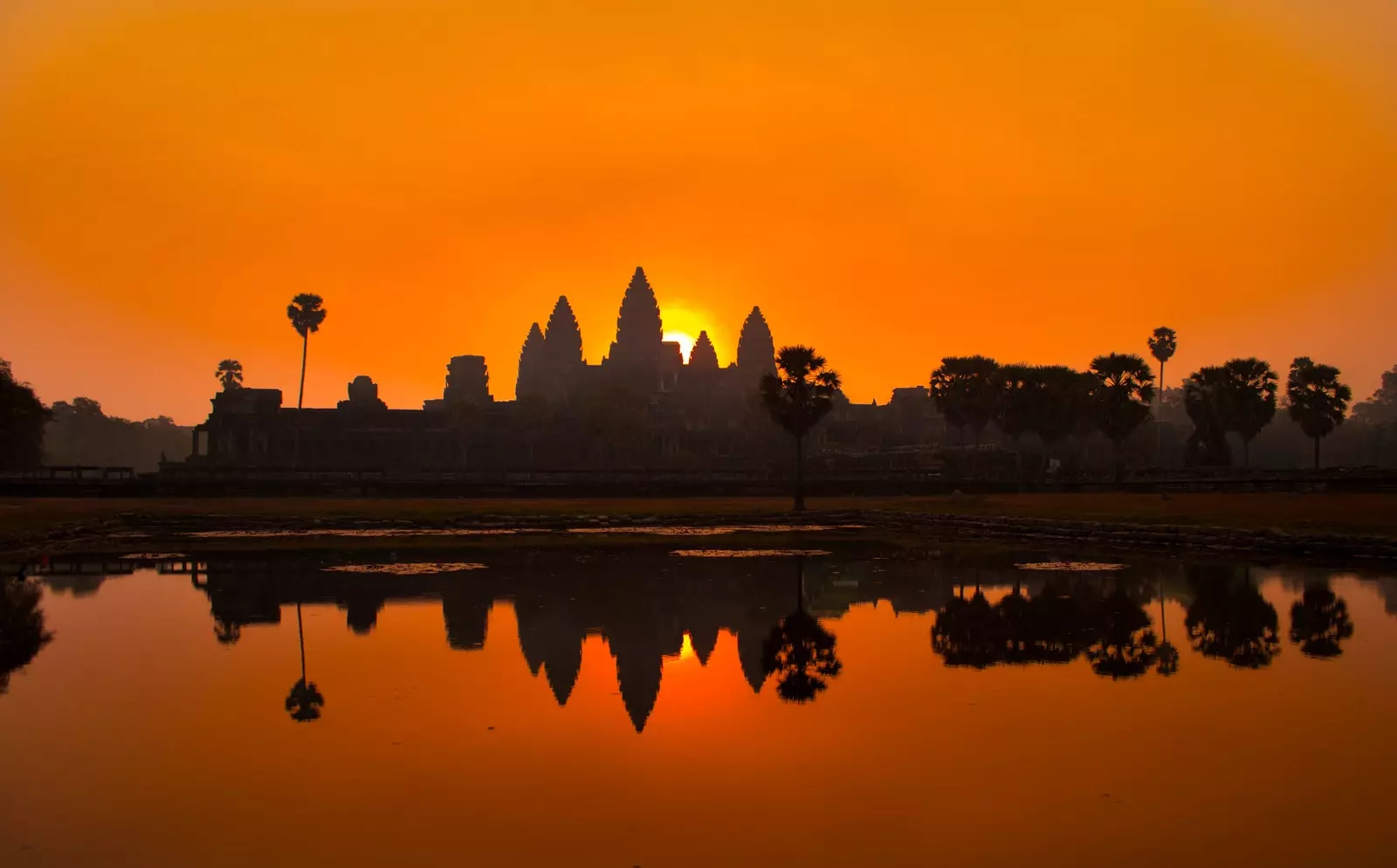 Lever du soleil à l'équinoxe sur les temples d'Angkor.