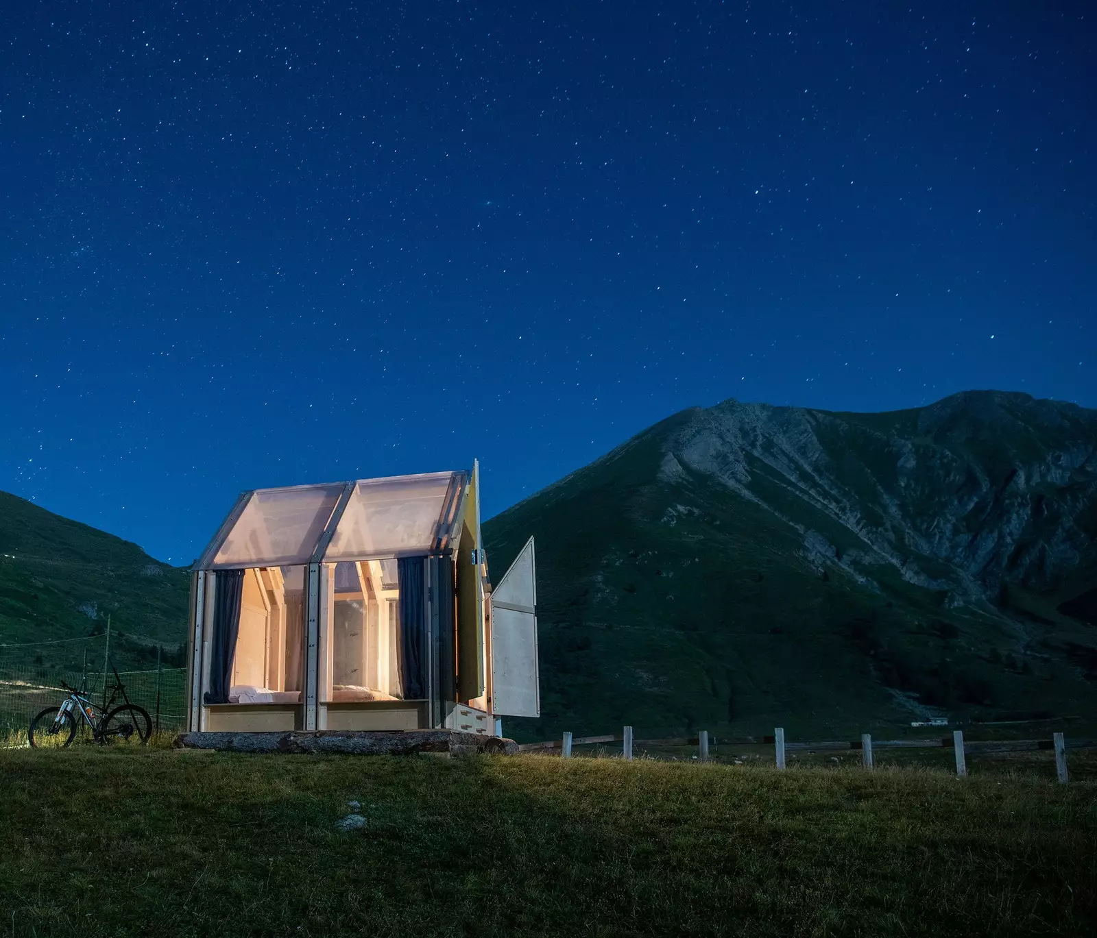 Cabin under the stars in the Alps