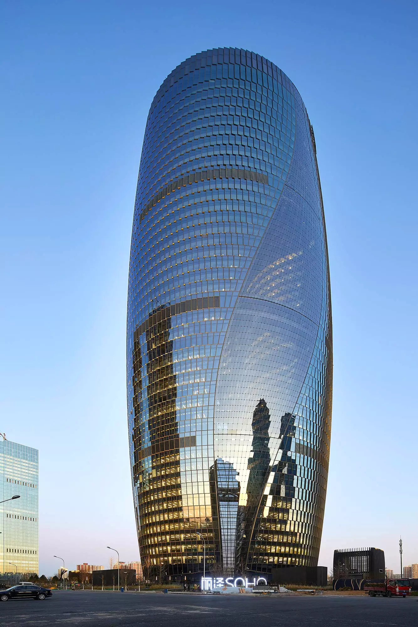 The tower is located in the financial district of Lize