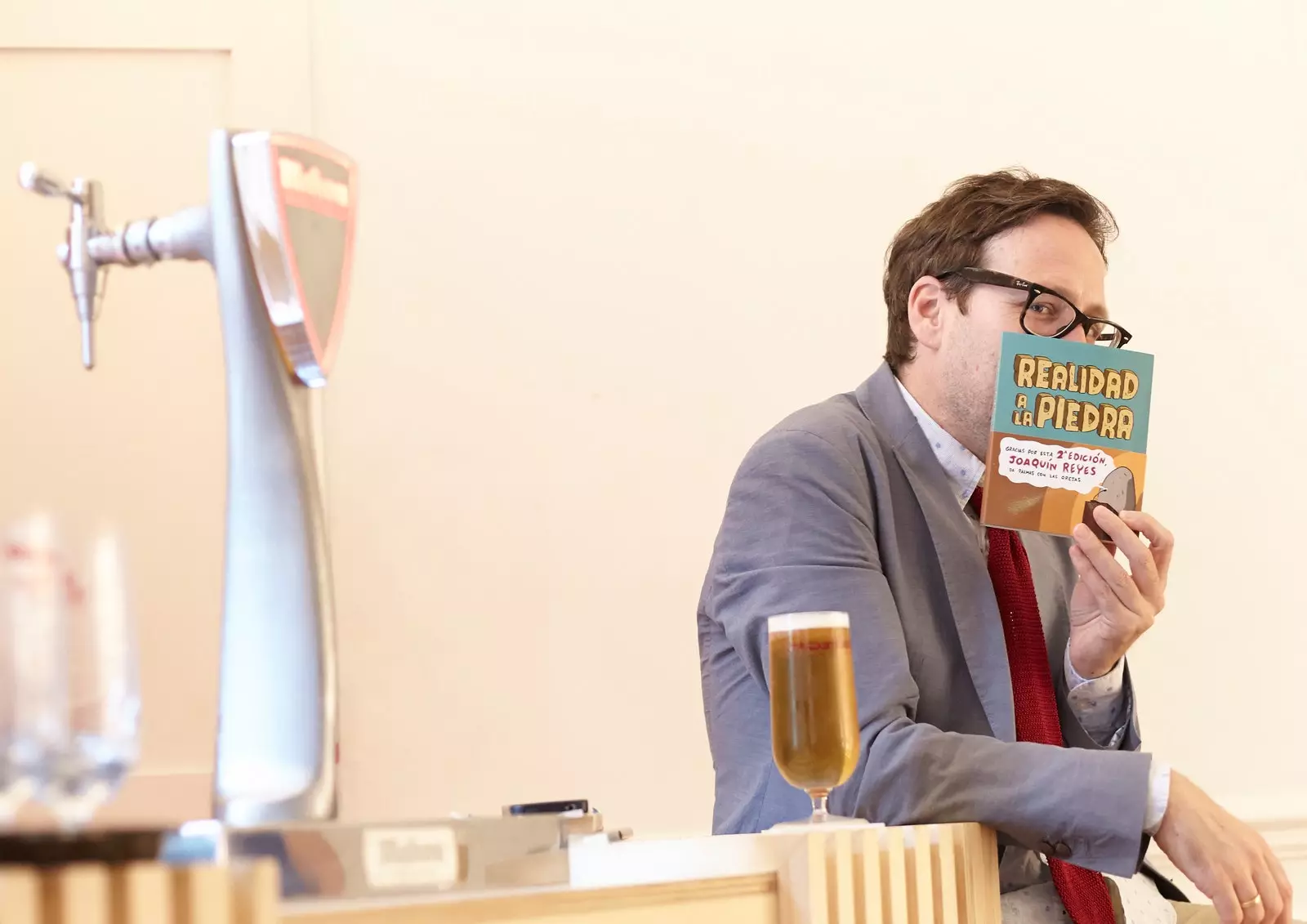 Joaquín Reyes mit seinem Buch „Realidad a la piedra“