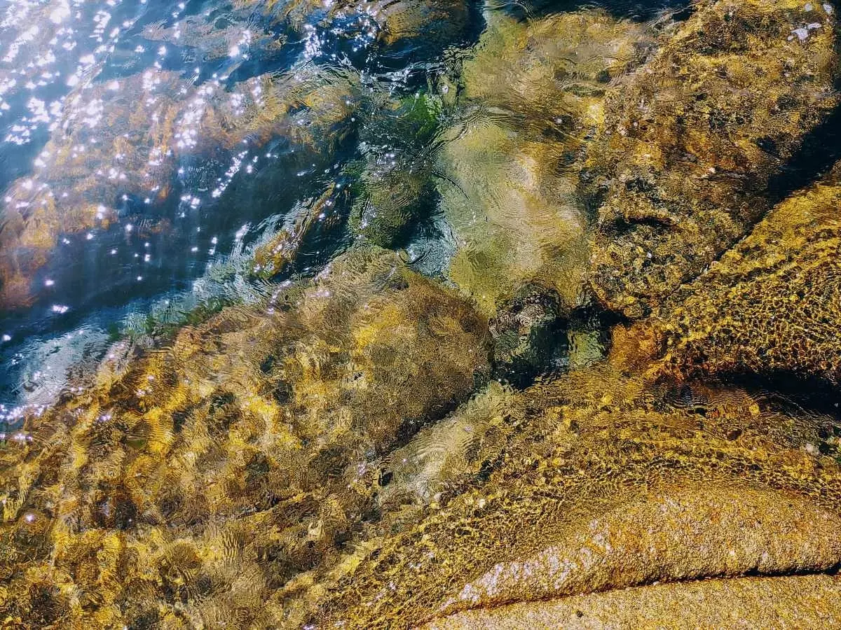 On ne se lasse pas de contempler les eaux cristallines de ce paradis naturel et la couleur de la pierre.