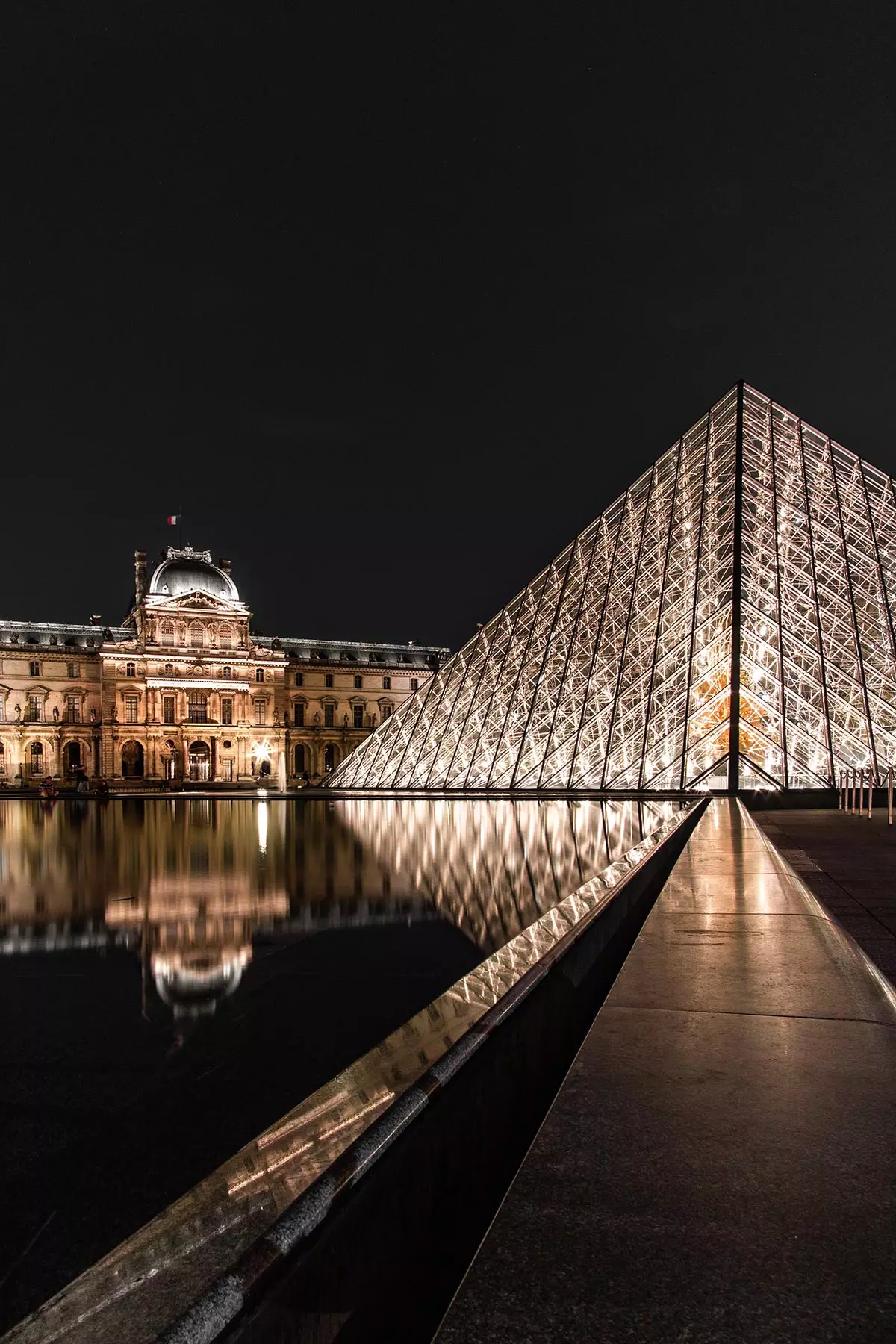 Il Louvre celebra i 30 anni della sua Piramide