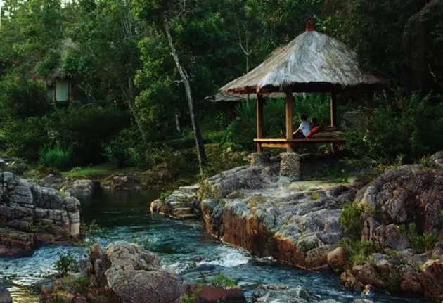 Menginap di hotel terkenal seperti Lodge Blancaneaux