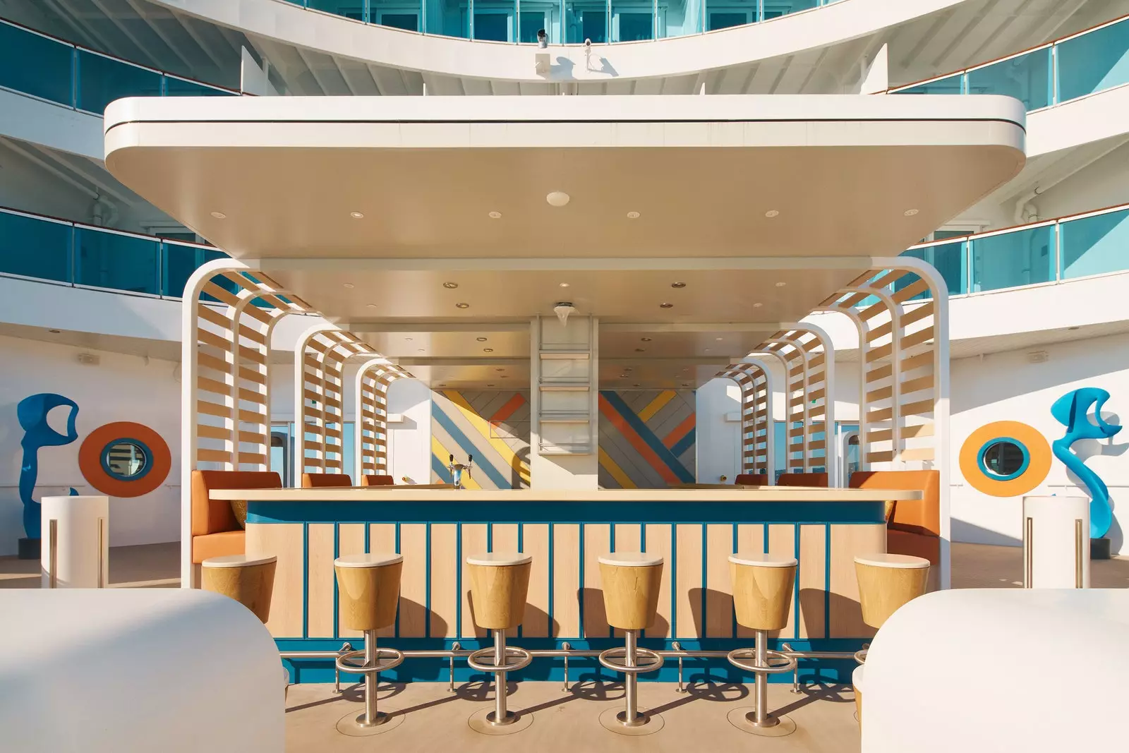 Bar impian Anda ada di kapal paling modern dari perusahaan Italia Costa Cruises.