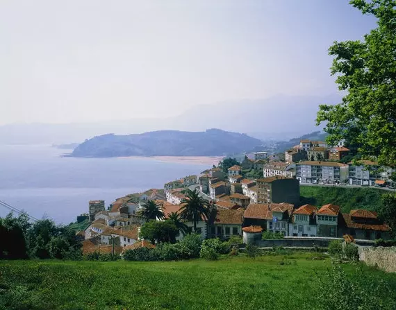 Lastres, jeho dobromyseľný vzduch presahuje fikciu „Doktora Matea“