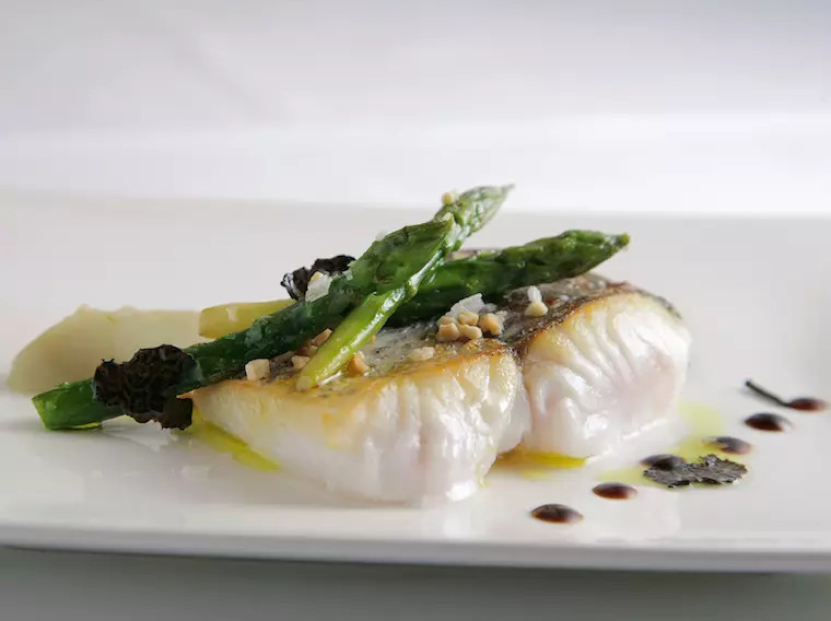 Hake dengan hujung asparagus hijau berkrim dan minyak truffle Enekorri