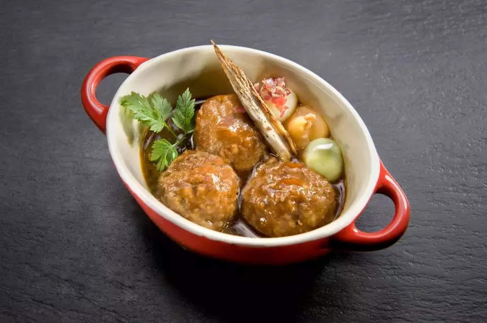 Casserole de boulettes d'agneau de la cuisine d'Álex Múgica