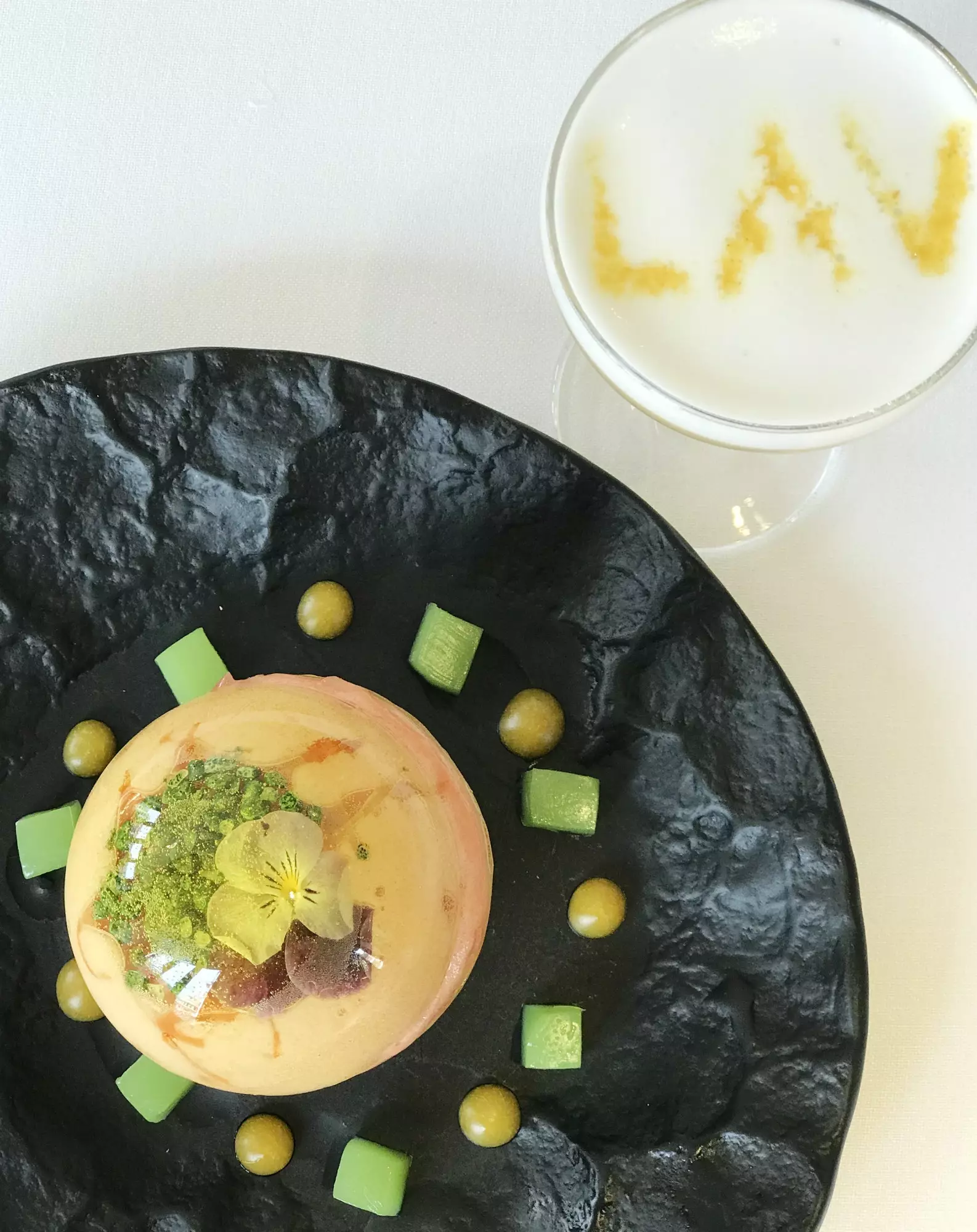 Esfera cítrica harmonizada com coquetel sem álcool no restaurante LAV.