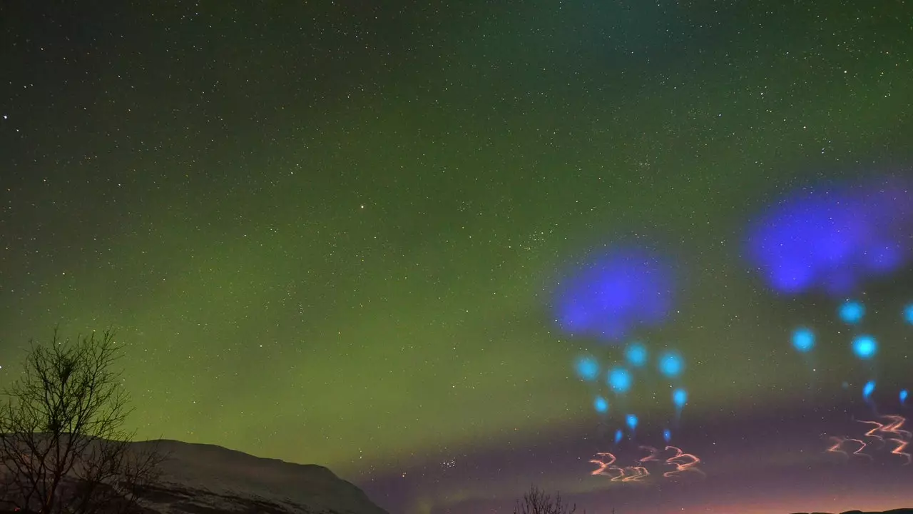 Was sind diese seltsamen blauen Lichter, die über der Arktis erschienen?