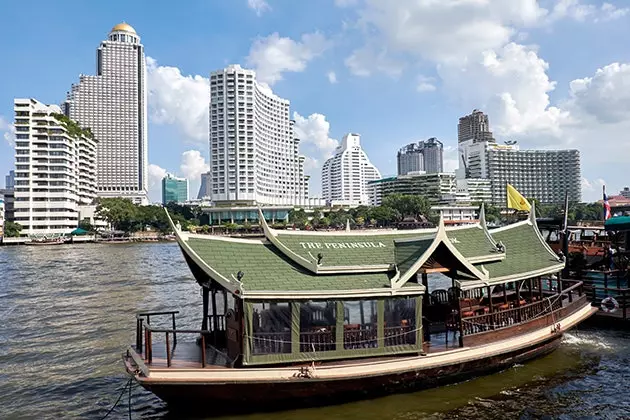 El watertaxi de l'hotel The Peninsula creua als seus hostes fins a Bangrak el famós barri de menjar de carrer