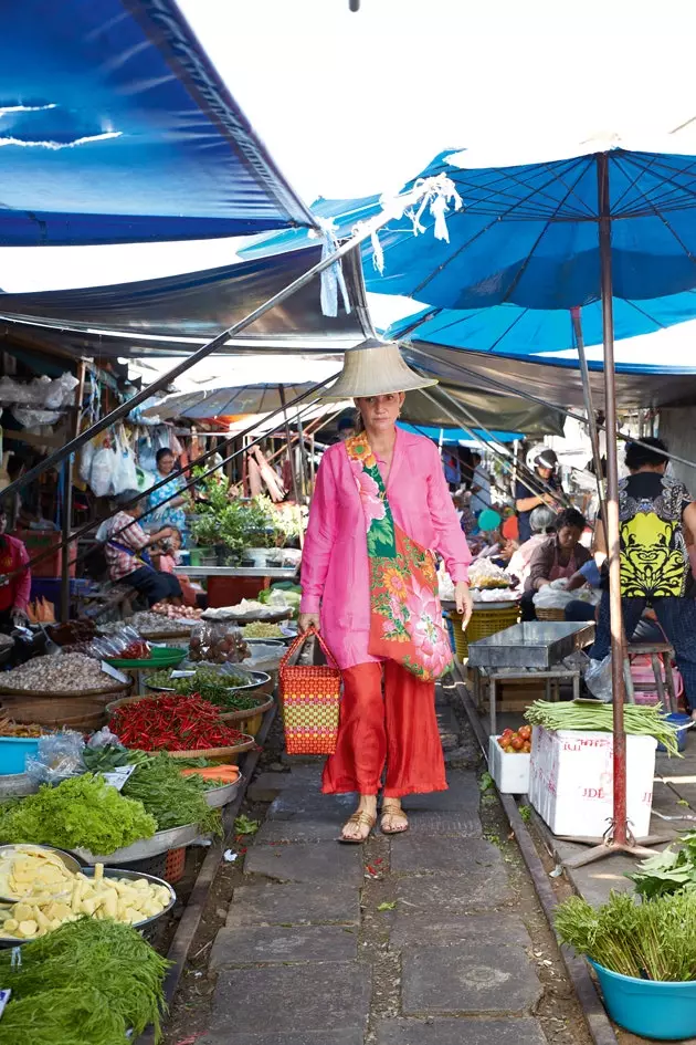 Samantha na 'Mae Klong Railroad Market'