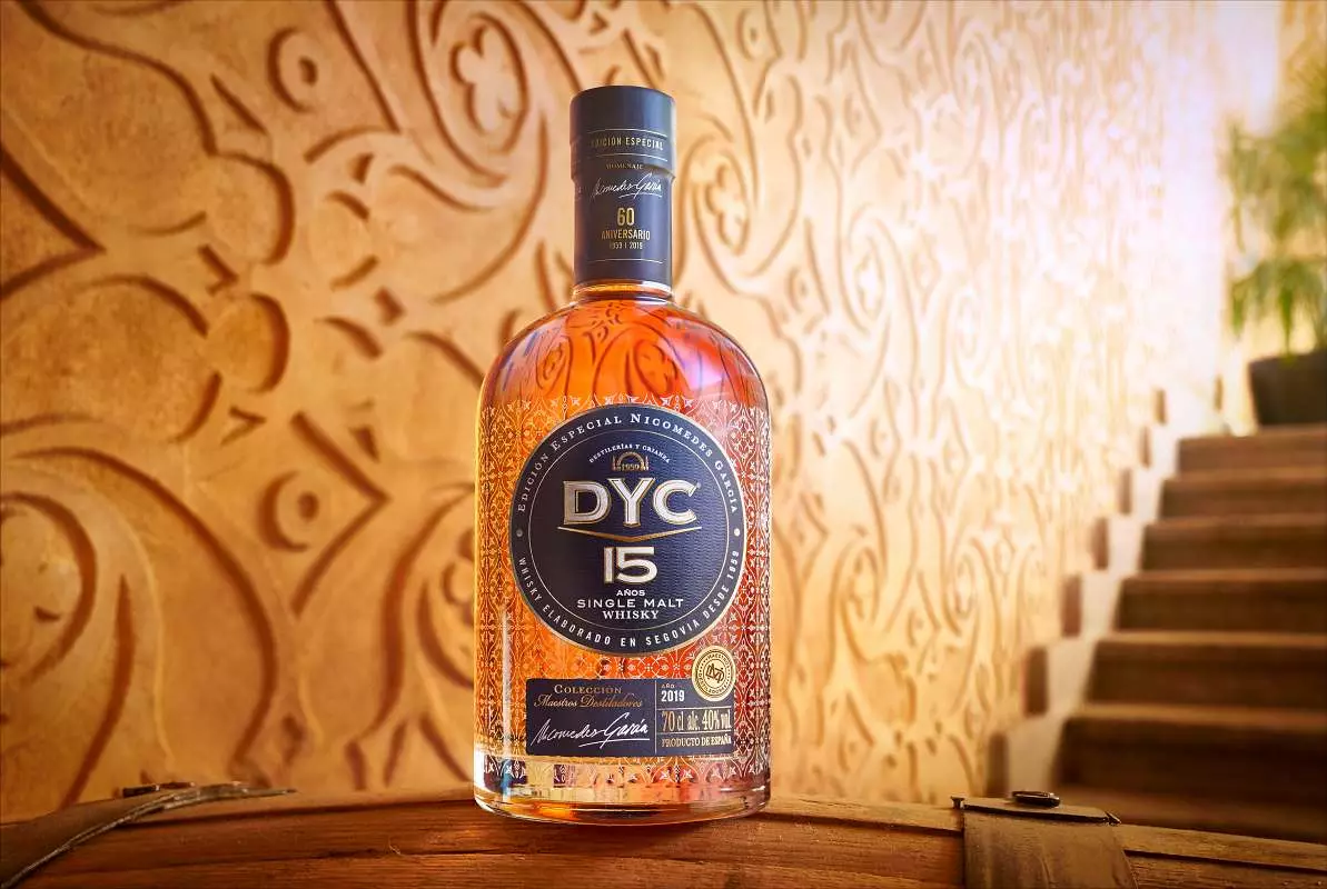 Flixkun Dyc15 fit-taraġ tad-distillerija ta’ Segovia.