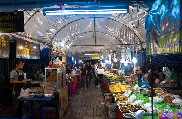 Les marchés sont bon marché et vous permettent d'essayer les spécialités de chaque endroit