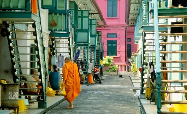 Buddist rohib Bangkokning tor ko'chalarida yurmoqda