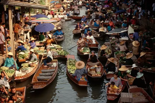 Überlaufender schwimmender Markt in Bangkok