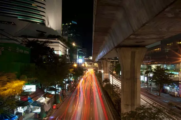 Nætursýn í átt að Sukhumvit Road frá Ploen Chit stöðinni