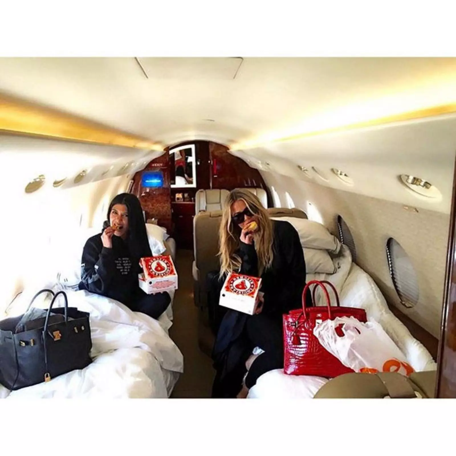 Soții Kardashian se bucură de Popeyes pe avionul lor privat