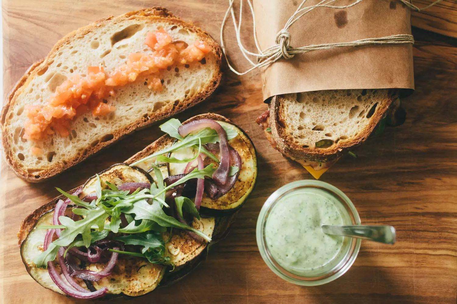 Wegańska kanapka na zakwasie z food trucka Abasotas.