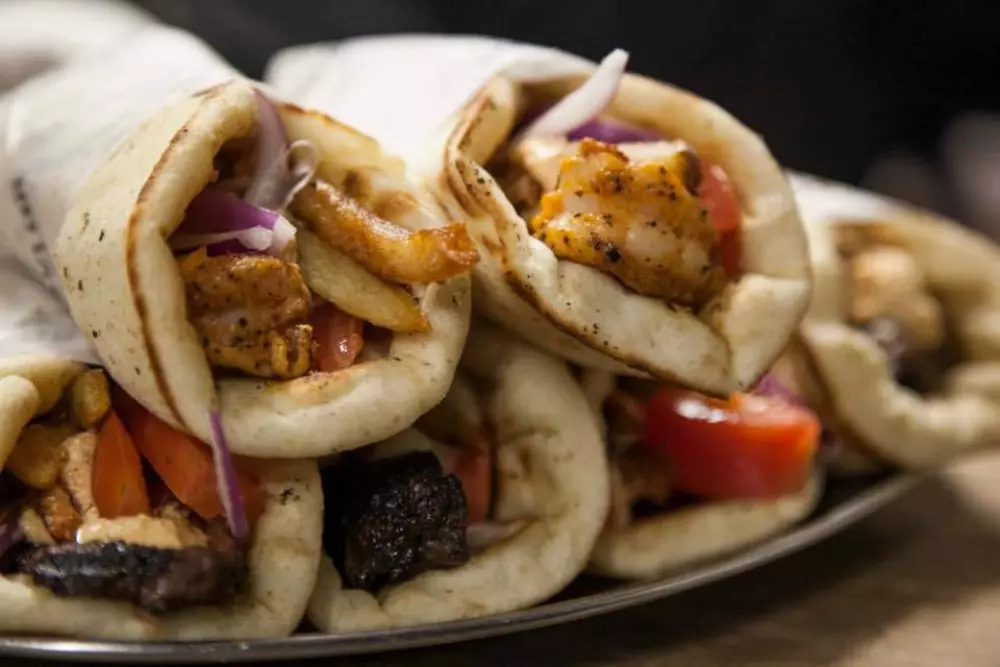 Souvlaki chiếc bánh mì Hy Lạp đáng để đuổi theo xe bán đồ ăn Souvlaki GR qua các đường phố của New York.