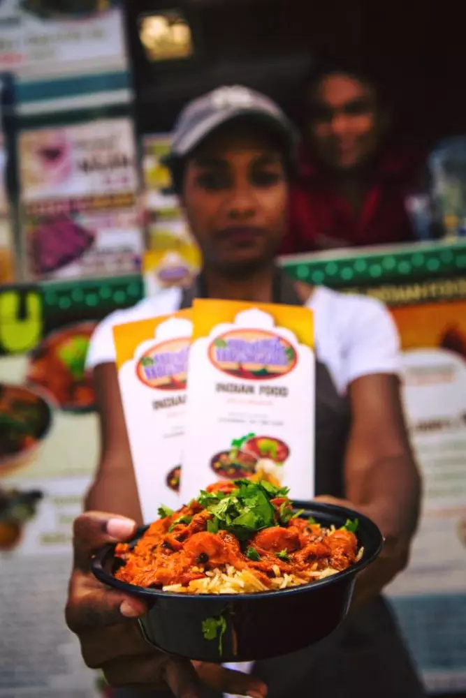 Cuisine indienne délicieuse et épicée au chariot alimentaire Mysttik Masaala à Midtown.