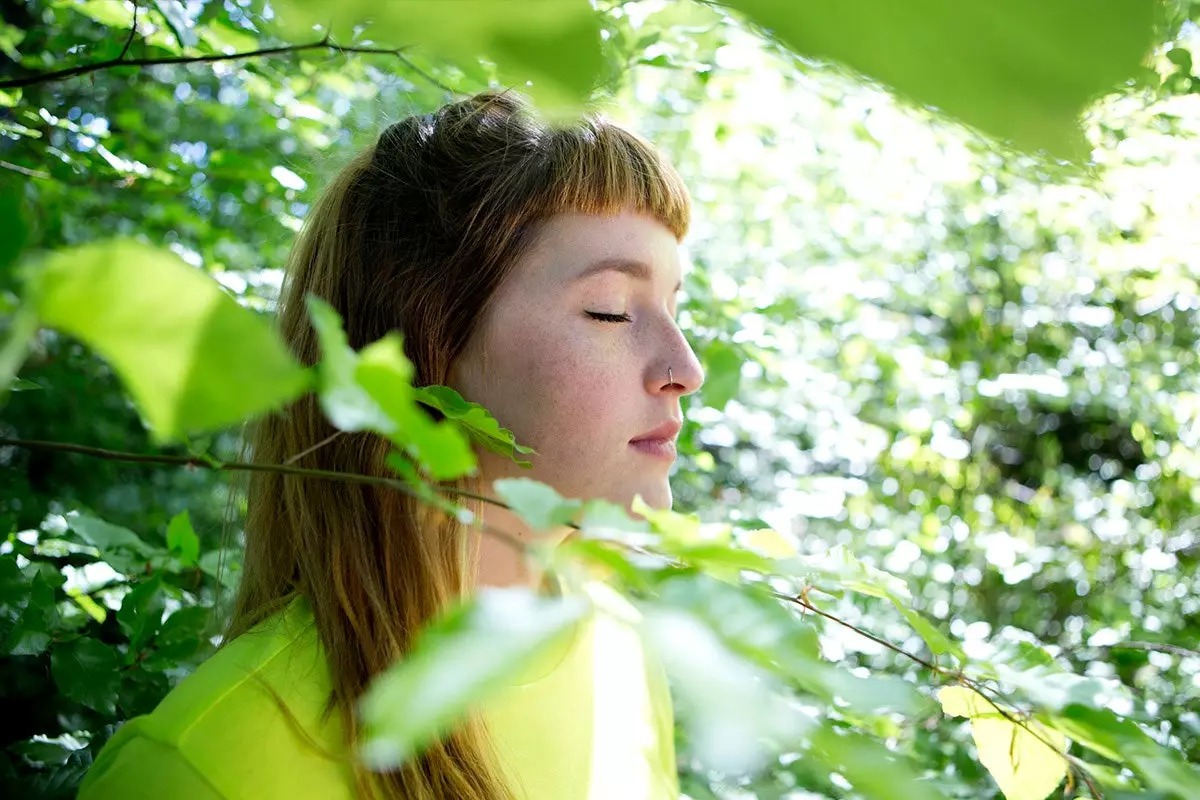 fille fermant les yeux dans la nature