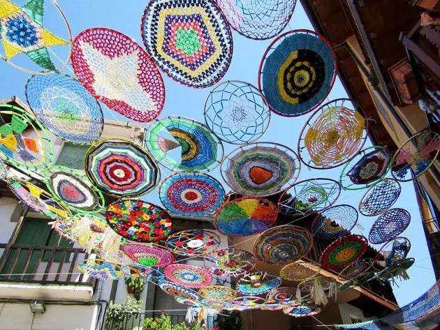 Valverde de la Vera the town that fights against the sun using colored XXL crochet