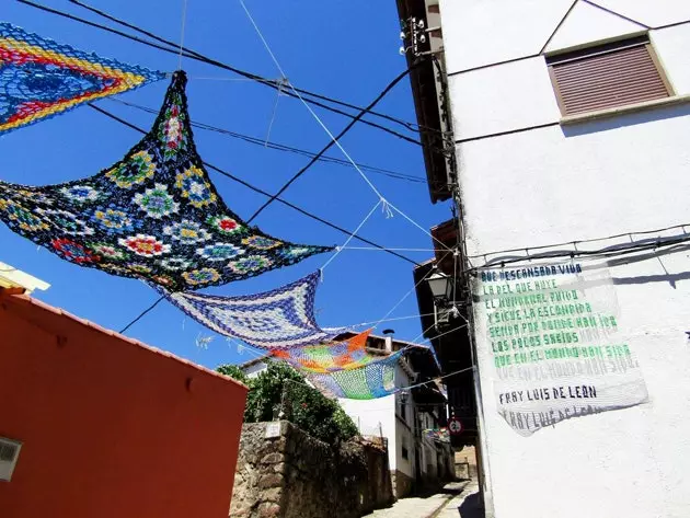 Valverde de la Vera el poble que lluita contra el sol usant ganxet XXL de color