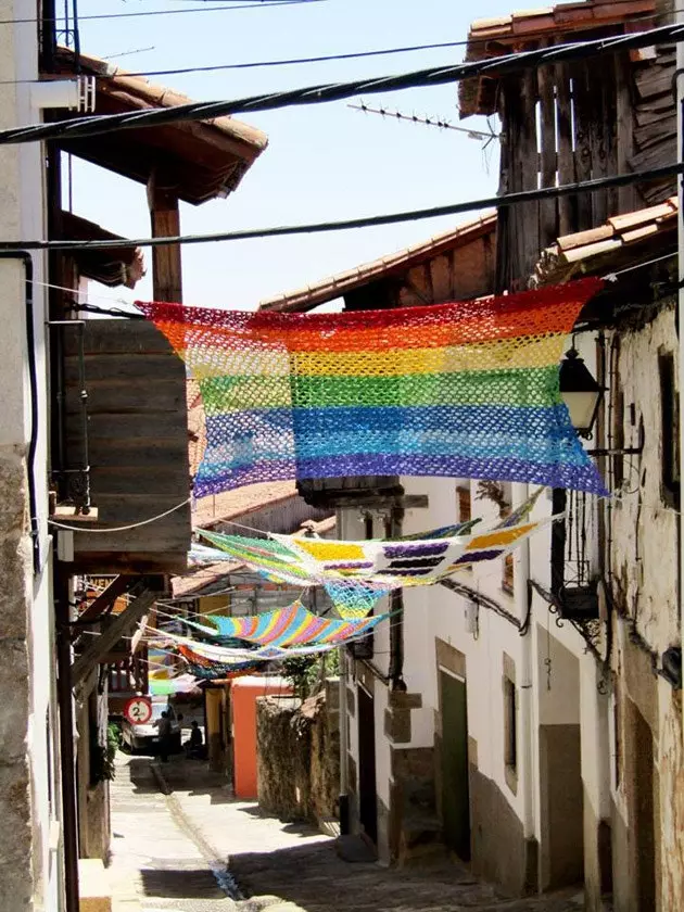 Valverde de la Vera el poble que lluita contra el sol usant ganxet XXL de color