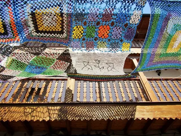 Valverde de la Vera the town that fights against the sun using colored XXL crochet