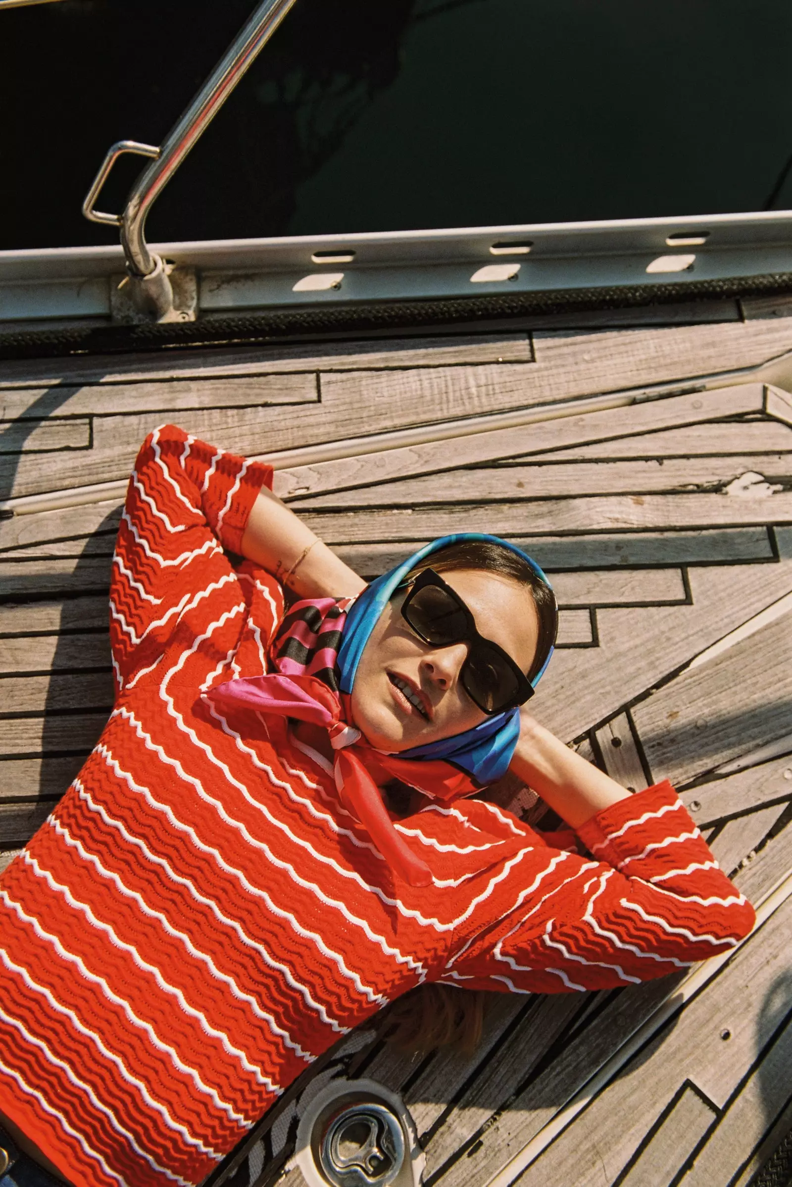 Rigoberta Bandini auf dem This is Med Barefoot Segelboot mit Carolina Herrera Total Look und Jimmy Choo Sonnenbrille