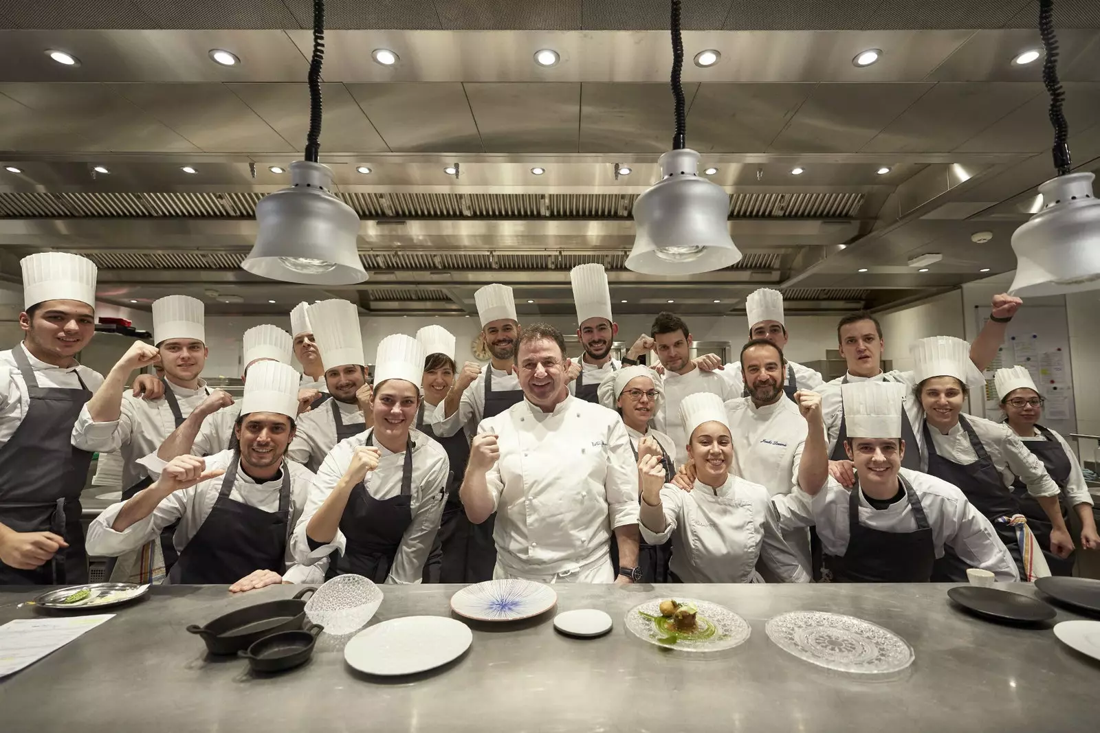 Chef Basque dikelilingi oleh pasukannya yang menakjubkan dari Madrid.