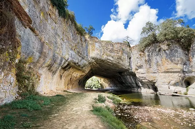 Wéi wier et mat engem Spadséiergank ënnert den Arches vu Puentedey